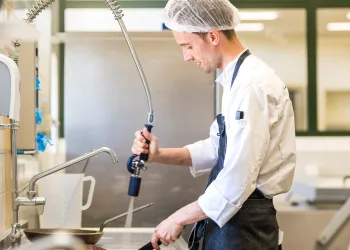 Afwasser productiekeuken kok