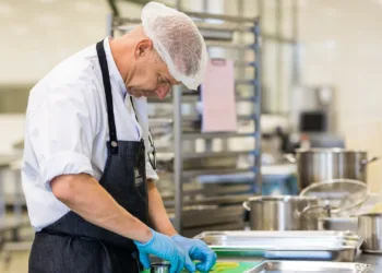 Werken kok bij Hutten