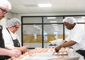 Bakkerij productie worstenbroodjes 20 bewerkt 1 min